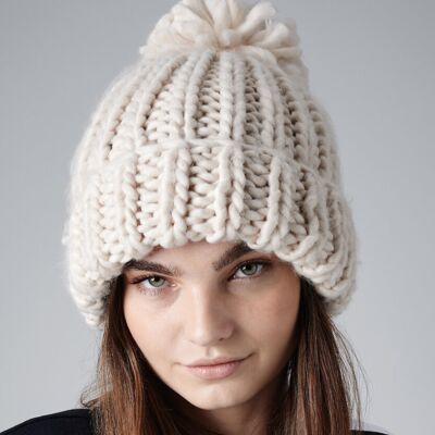 Oversized hand-knitted beanie Thumbnail